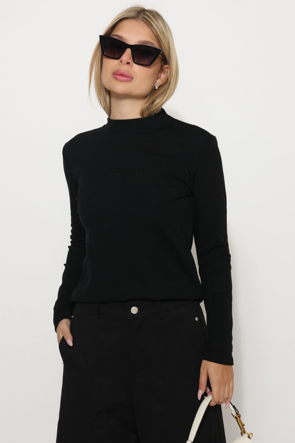 חולצה בייסיק ריקמה באמצע