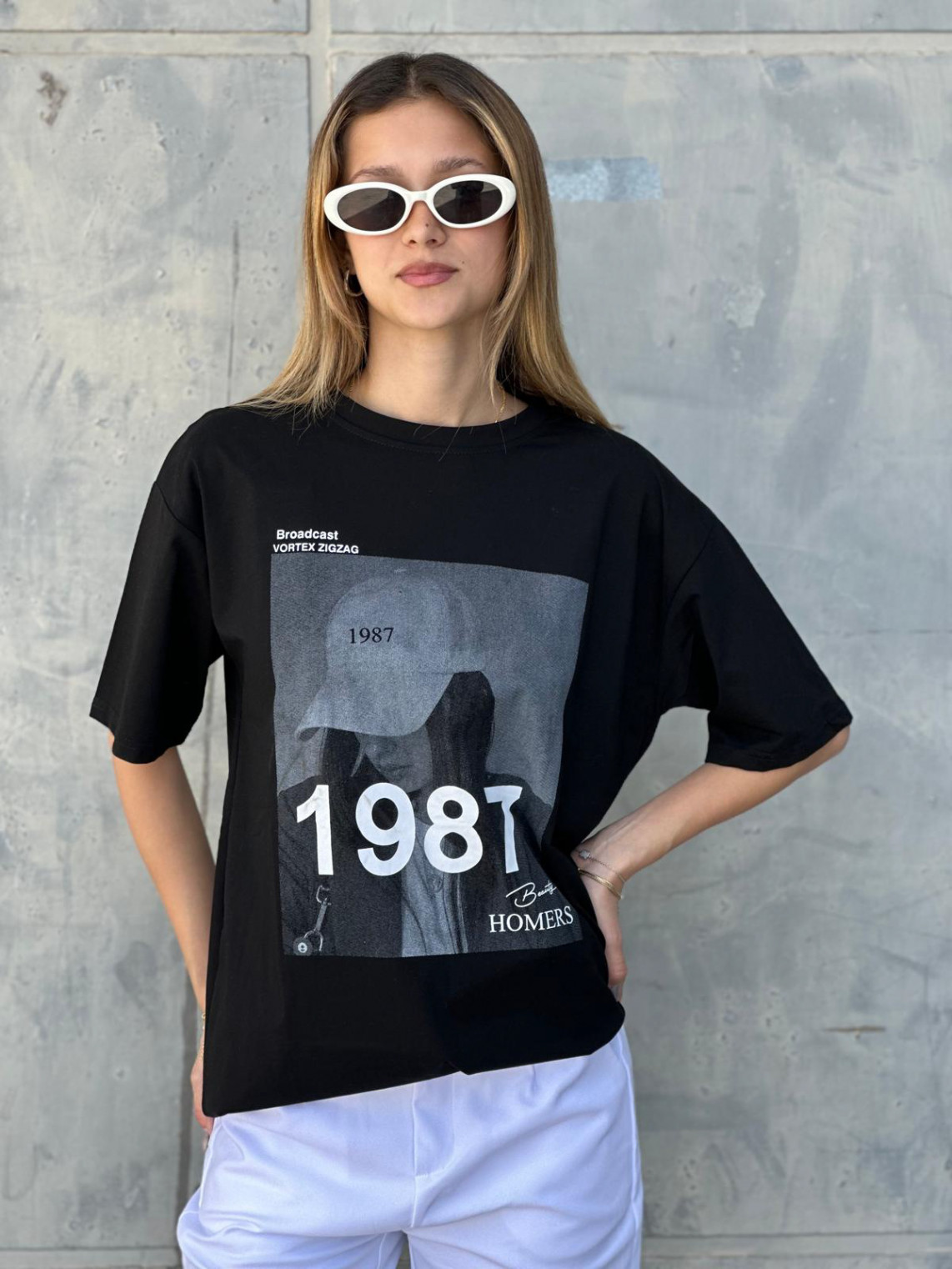 חולצה דפוס 1987 אישה עם כובע