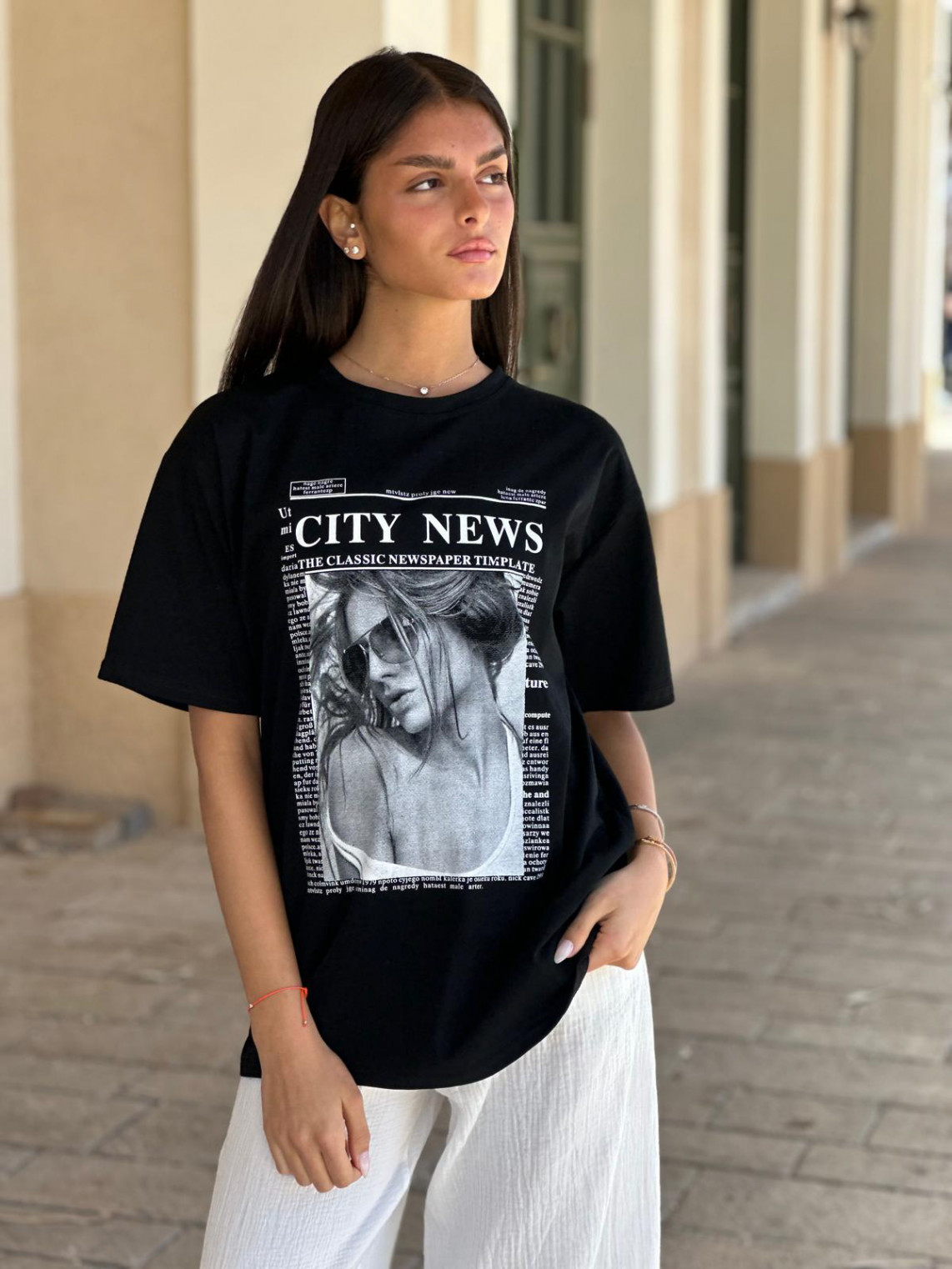 חולצה דפוס CITY פתח עגול בגב