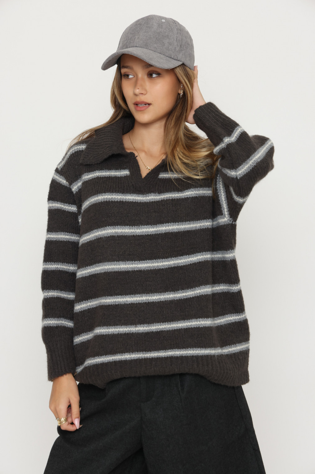 סריג צווארון פסים וי