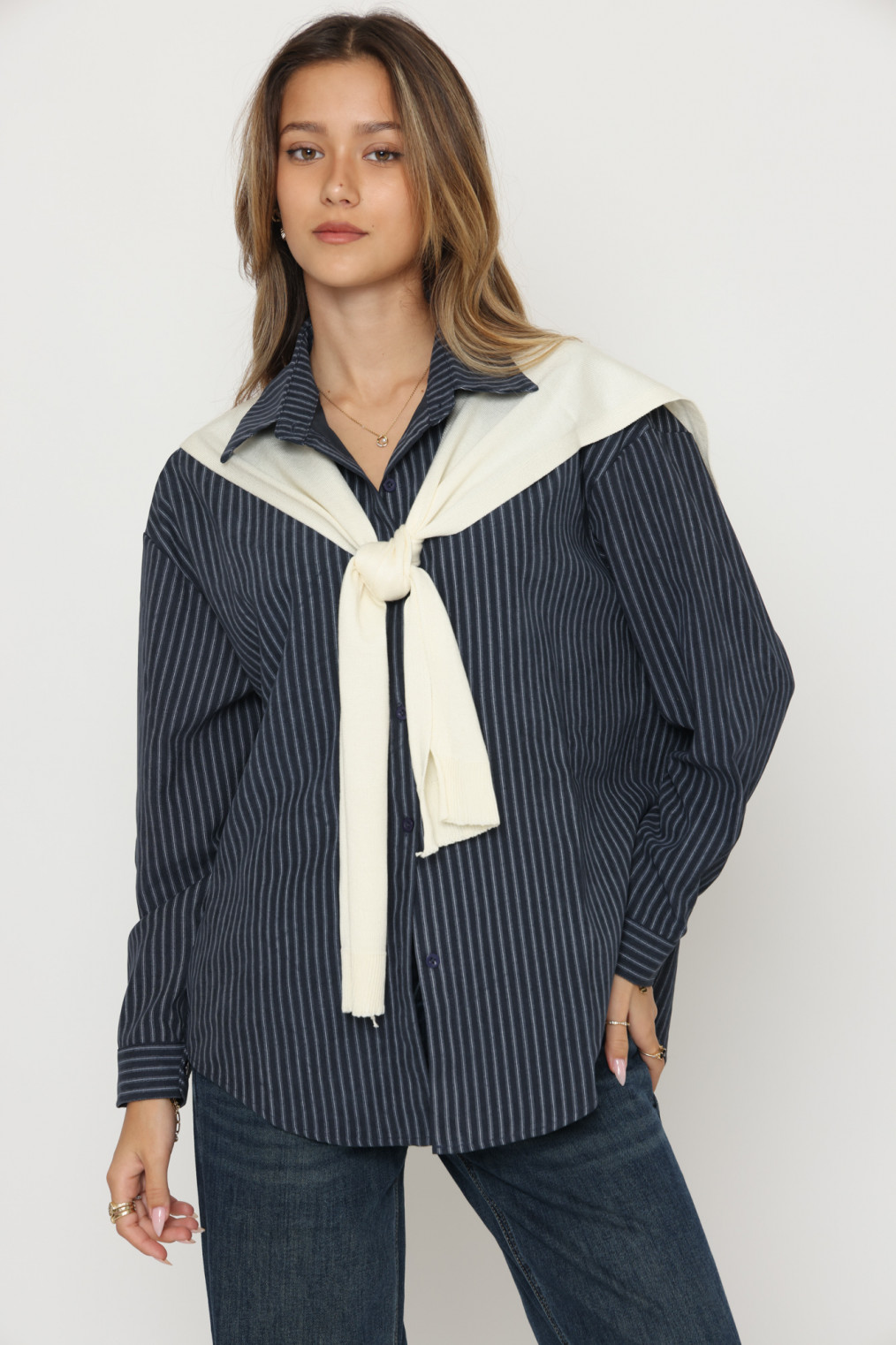 חולצה מכופתרת שילוב צעיף פסים לאורך