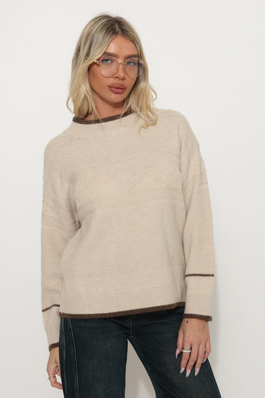 סריג מעויינים שילוב בצוואר