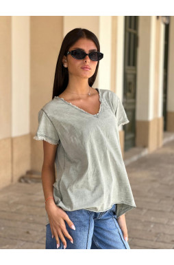 חולצה וי קרעים