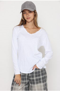 חולצה וי קרעים