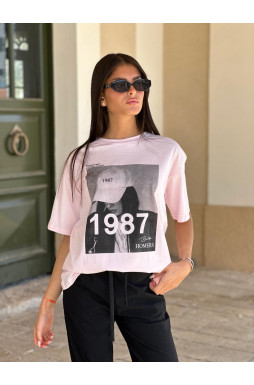 חולצה דפוס 1987 אישה עם כובע