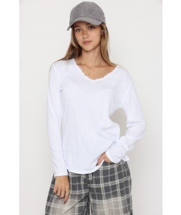 חולצה וי קרעים