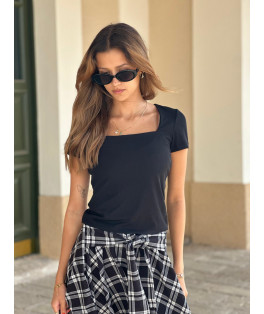 חולצה מחשוף מרובע