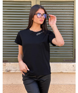 חולצה ריקמה בצואר