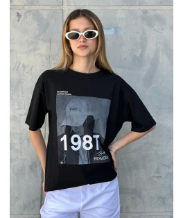 חולצה דפוס 1987 אישה עם כובע