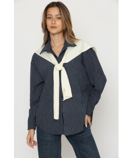 חולצה מכופתרת שילוב צעיף פסים לאורך